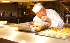 Le chef triplement étoilé Albert Roux, star de la cuisine en Angleterre, est décédé à l'âge de 85 ans