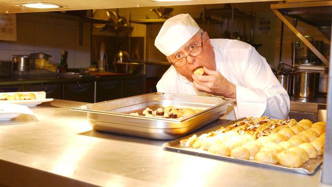 Le chef triplement étoilé Albert Roux, star de la cuisine en Angleterre, est décédé à l'âge de 85 ans