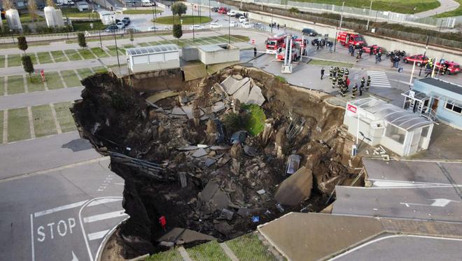 Italie : impressionnantes images de l'effondrement  du parking de l'hôpital de Naples après une implosion