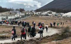 L’UE débloque 3,5 millions d’euros pour venir en aide aux migrants en Bosnie, dont elle juge les conditions de vie “inacceptables”