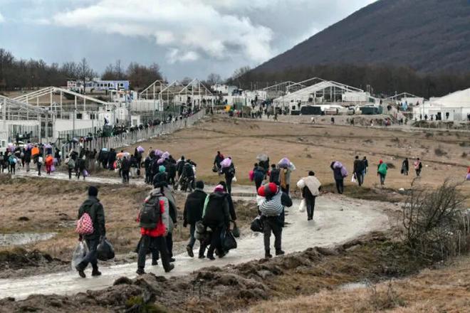 L’UE débloque 3,5 millions d’euros pour venir en aide aux migrants en Bosnie, dont elle juge les conditions de vie “inacceptables”