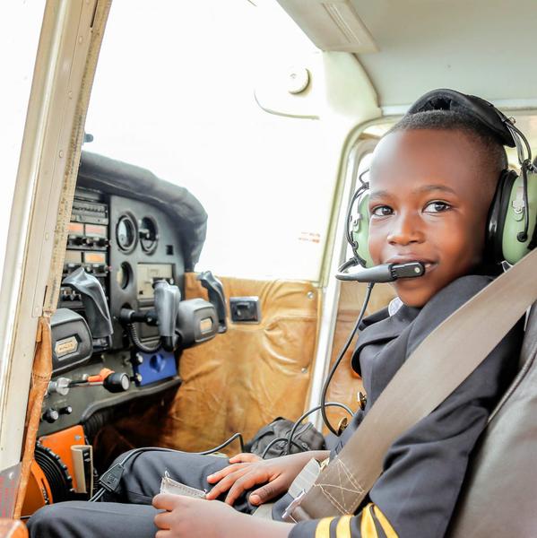 Ouganda : Graham Shema, 7 ans et déjà pilote (vidéo)