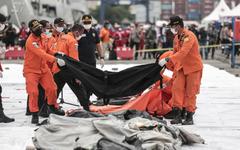 Indonésie : un Boeing 737 porté disparu, des débris suspects retrouvés