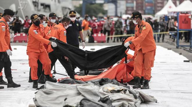 Indonésie : un Boeing 737 porté disparu, des débris suspects retrouvés