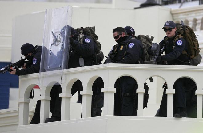 Emeutes au Capitole : deux policiers suspendus car soupçonnés d’avoir aidé les pro-Trump