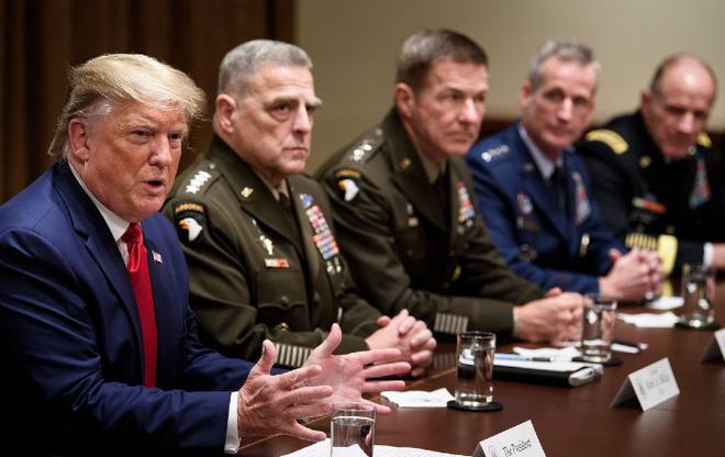 Malgré les délires des démocrates, le Pentagone confirme « M. Trump est toujours le commandant en chef, l’armée est tenue de suivre ses ordres légitimes »