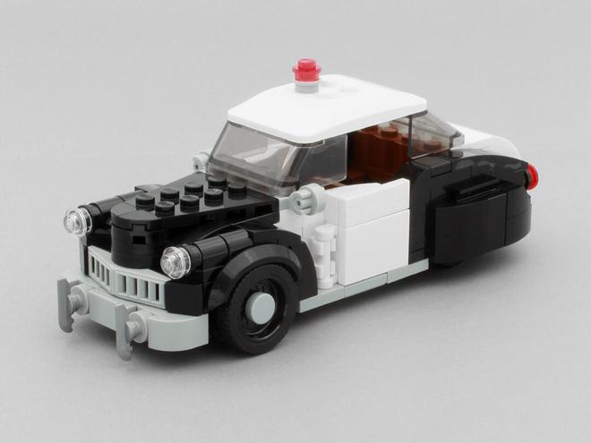 Deux voitures de police vintage (avec instructions) pour le nouveau Modular LEGO 10278 Police Station