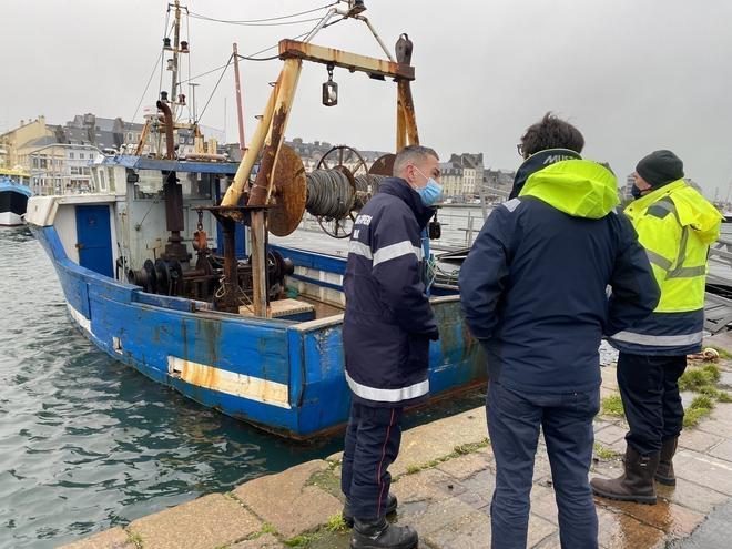 Un navire de pêche abandonné risque de couler dans le port de Cherbourg