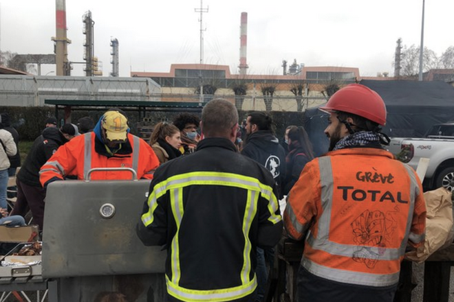 A la raffinerie Total de Grandpuits, un combat social teinté de vert