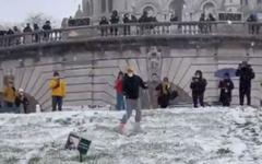 VIDEO – Réchauffement climatique – Les gens skient à Montmartre, Paris !