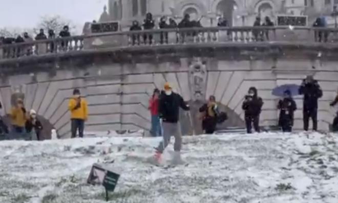VIDEO – Réchauffement climatique – Les gens skient à Montmartre, Paris !