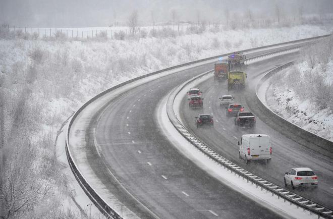Jusqu’à 30 cm de neige en Alsace, des milliers de foyers privés de courant
