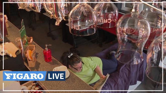«Tous les jours on perd un peu plus»: révoltée contre les fermetures, une cafetière belge dort dans son bar
