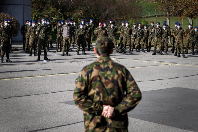 Face au coronavirus, la Suisse invente le service militaire à domicile