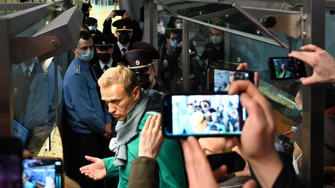 Russie: l’opposant Alexeï Navalny attend son sort en cellule, voici pourquoi il y est retourné