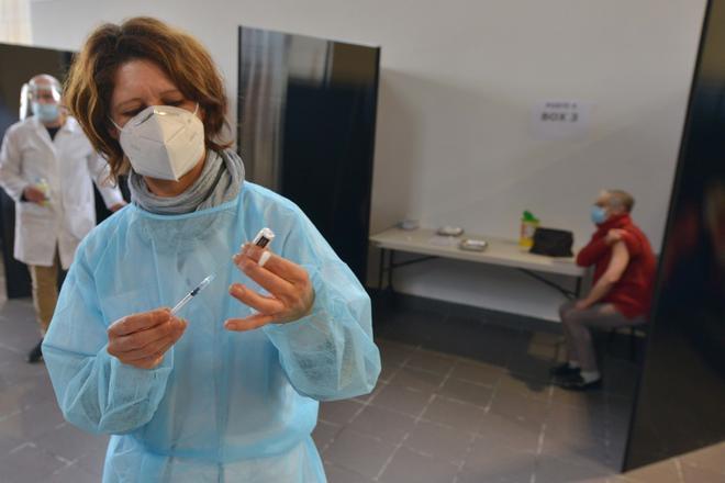 Covid-19 : à Cherbourg, le centre de vaccination ouvre ses portes aux plus de 75 ans