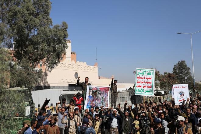 Classés «terroristes» par Washington, des milliers de Houthis manifestent devant l’ambassade US