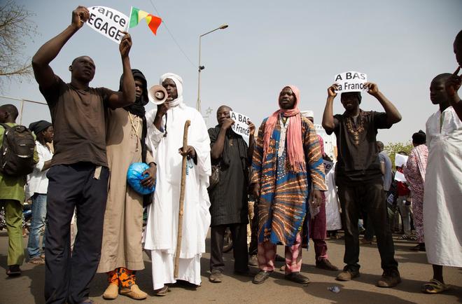 Mali : les forces de l’ordre dispersent des opposants à la présence militaire française