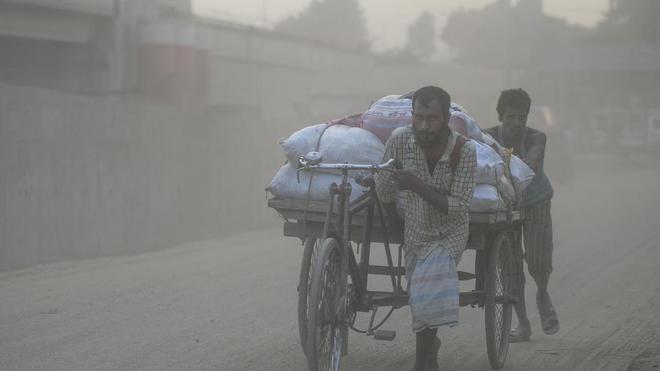 La justice annule l'expulsion d'un Bangladais malade en raison de la pollution de l'air dans son pays