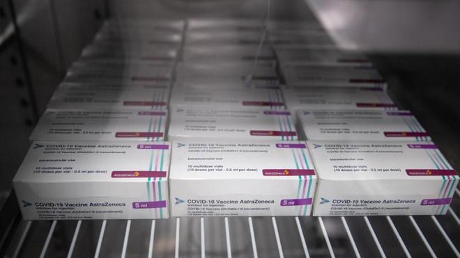 Covid-19: AstraZeneca annonce que les premières livraisons du vaccin seront plus limitées que prévu