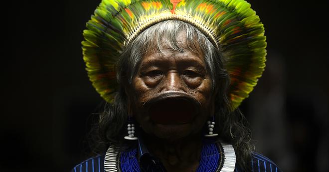 Brésil : Les Chefs autochtones Raoni et Almir portent plainte contre Bolsonaro pour crimes contre l’humanité