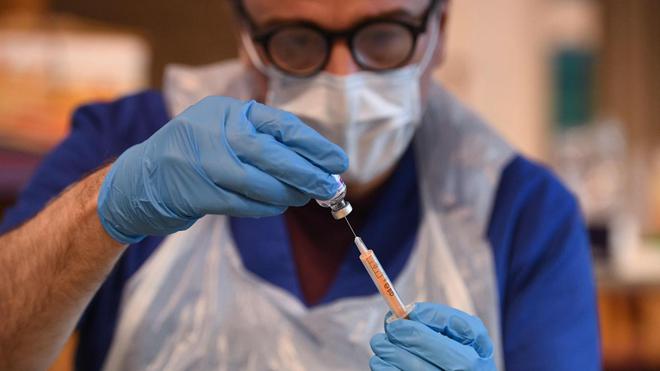 Vaccins contre le Covid-19: les retards de livraisons de Pfizer et AstraZeneca inquiètent l’Europe