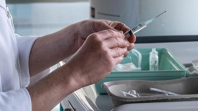 EN DIRECT - La France franchit la barre du million de vaccinés contre le Covid-19, annonce Jean Castex