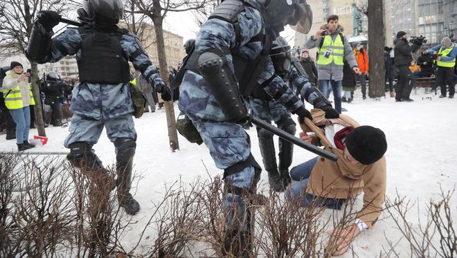 Russie : les soutiens à l'opposant  de Poutine, Alexeï Navalny, massivement arrêtés par la police
