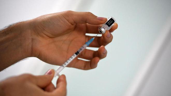 Covid-19: pas de lien établi entre les décès et les vaccins, mais une surveillance stricte