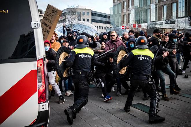 Violences anti-couvre-feu aux Pays-Bas : «Les événements d’hier soir ont vraiment dépassé toutes les limites»