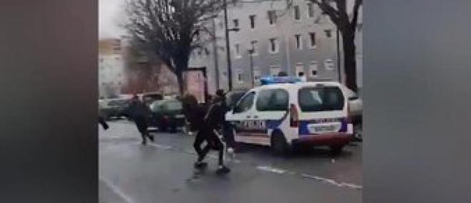 Pantin - Regardez les images très violentes d'une patrouille de police attaquée à coups de pierre dimanche à Paris lors d'une intervention qui a failli tourner au drame - Vidéo