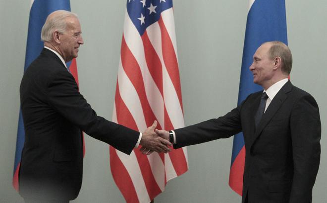 Premier échange téléphonique entre Vladimir Poutine et Joe Biden
