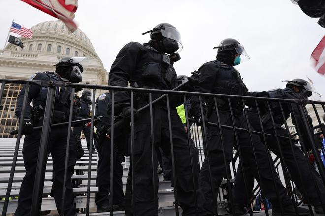 Violences au Capitole : deux policiers ont mis fin à leurs jours