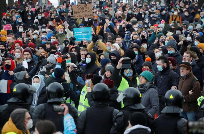 Russie : des milliers de partisans de Navalny bravent l’interdiction de manifester
