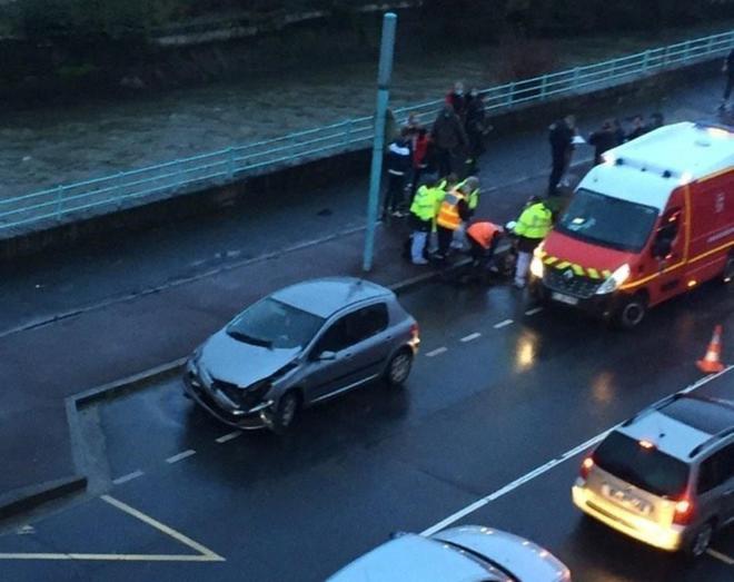 Vidéo. Cherbourg : un accident violent entre une moto et une voiture, la circulation perturbée