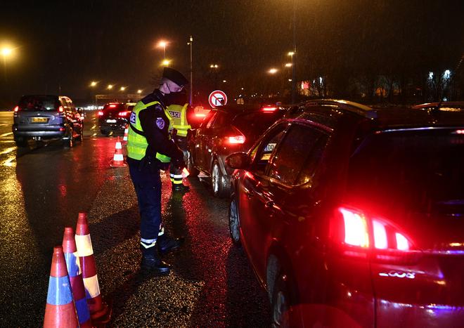 Tolérance zéro/couvre-feu : la police sanctionne des automobilistes pris dans les embouteillages