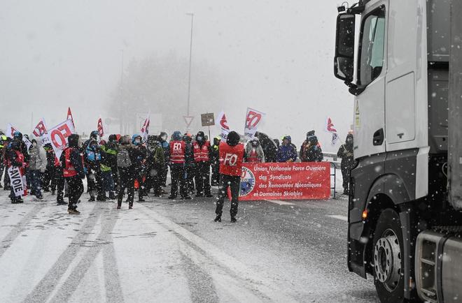 Savoie  : des saisonniers barrent une autoroute pour demander l’ouverture des stations de ski