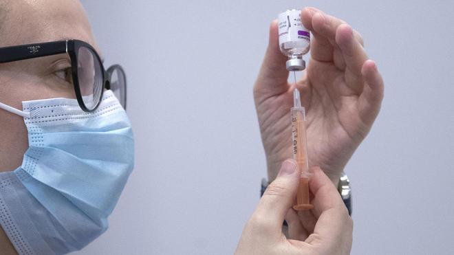 DIRECT. Covid-19: le vaccin AstraZeneca disponible en France «aux alentours de mi-février», annonce Alain Fischer