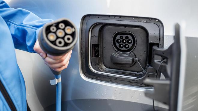 ÉCOLOGIE, LE LIVE - Les ventes de véhicules électriques ont doublé et celles d'hybrides rechargeables triplé en 2020