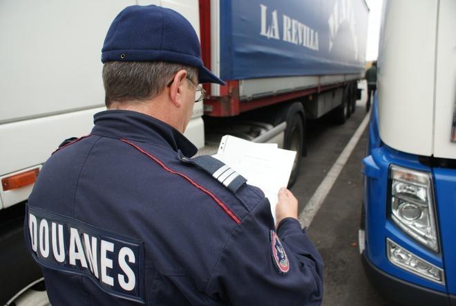 Cherbourg : les douaniers saisissent 165 000 cigarettes dissimulées dans des canapés