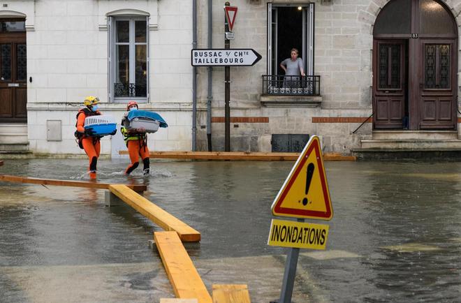 Nouvelle-Aquitaine : Saintes se prépare à une crue historique de la Charente