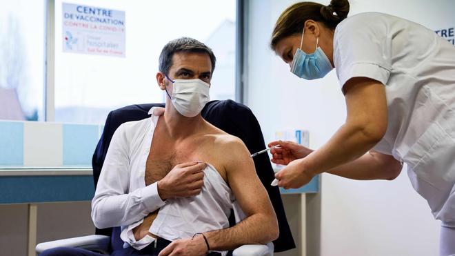 Covid-19: le ministre de la Santé Olivier Véran vacciné avec une dose AstraZeneca, en direct à la télé