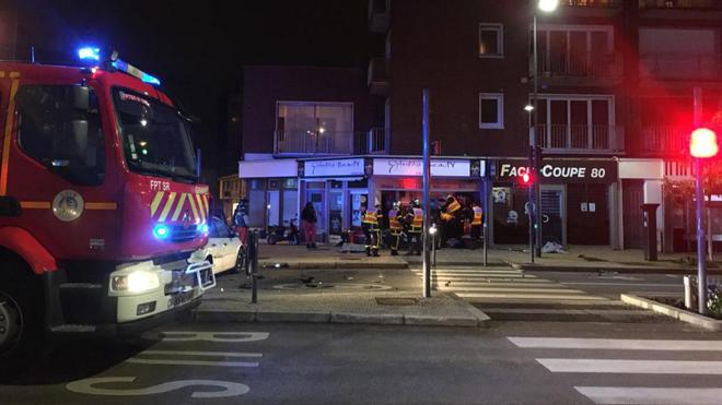 Collision rue du Général-Leclerc à Amiens: une voiture dans une vitrine de magasin