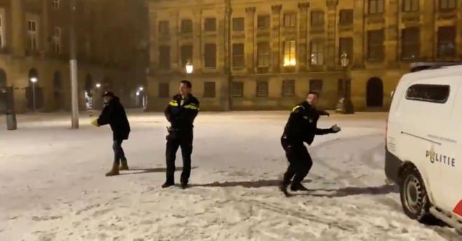 VIDÉO. Amsterdam : police et riverains en pleine bataille de boules de neige