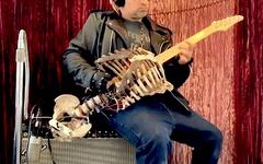Un Britannique transforme le squelette de son oncle en guitare électrique