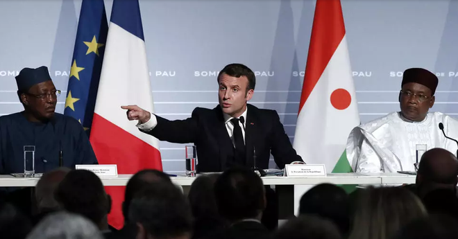 Emmanuel Macron reçoit le président de Djibouti à l'Elysée