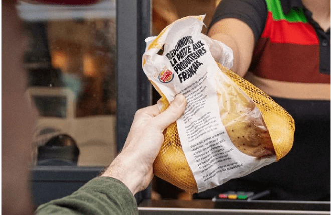 Burger King distribue des sacs de pommes de terre pour accompagner les hamburgers et les frites de ses clients