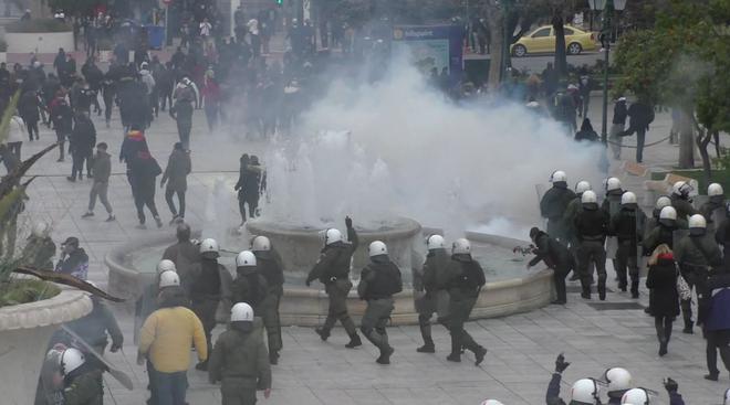 Restrictions anti-Covid : affrontements entre police et manifestants en Grèce