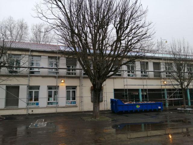 Energ’Y citoyenne installe des panneaux solaires photovoltaïques sur le toit de l’école Racine à Grenoble