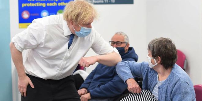 "Ce n’est pas le moment de se relaxer": les Britanniques se vaccinent rapidement et Boris Johnson rêve de déconfinement